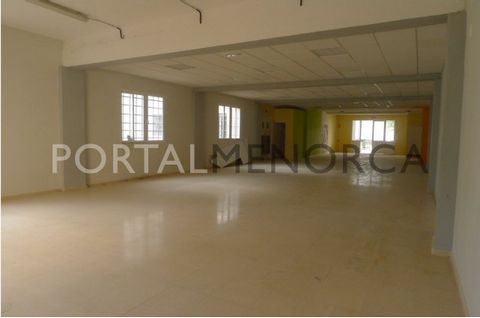 Commercial space of 240m 2, bathroom, ideal for school of dance, judo, workshop... #ref:M6172