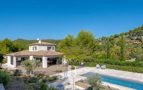 In one of La Cadière's quietest neighborhoods, between St-Cyr/Mer and Bandol, and close to the Frégate golf course, this recently renovated, sunny and comfortable villa features a living room with contemporary open-plan kitchen, dining area, TV loung...