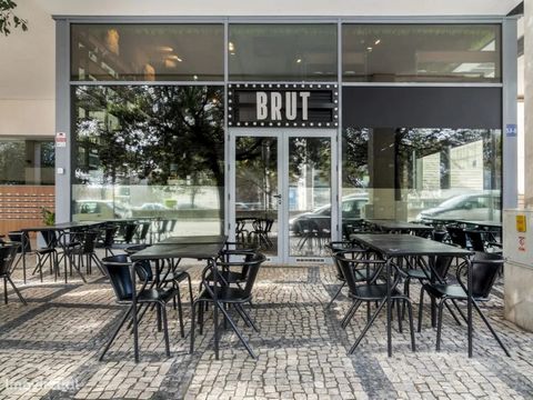 Espaço comercial localizado na principal avenida do Parque das Nações, em Lisboa, actualmente arrendado e com um restaurante em operação, no emblemático edifício Panoramic. Com 98 m2 de área, a que se acrescenta uma mezzanine construída com cerca 70 ...
