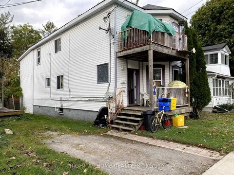 Fantastic Investment opportunity to live rent free or maintain its existing use!!! Check out this up/down duplex located within walking distance to the heart of town! Both units have bright and spacious functional layouts, with two bedrooms each. The...