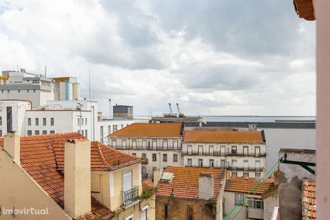 Apartamento T1, localizado no Beato, umas das zonas mais antigas da cidade de Lisboa, outrora zona nobre de Quintas e Palacetes. Este imóvel totalmente renovado com 37m2, inserido num terceiro andar sem elevador, é composto por um de hall de entrada ...