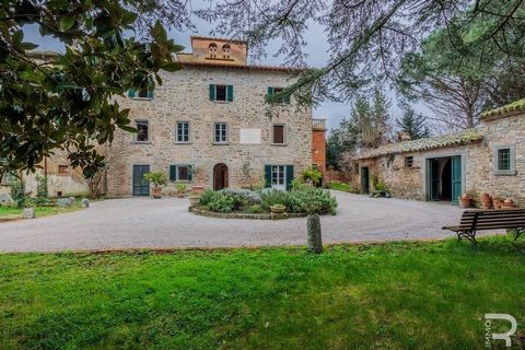 We are delighted to present this impressive villa dating back to 1750, which is a home with an impressive 365 m² of living space and an additional 300 m² of ancillary rooms. It is an elegant villa that blends beautifully into the well-kept garden wit...