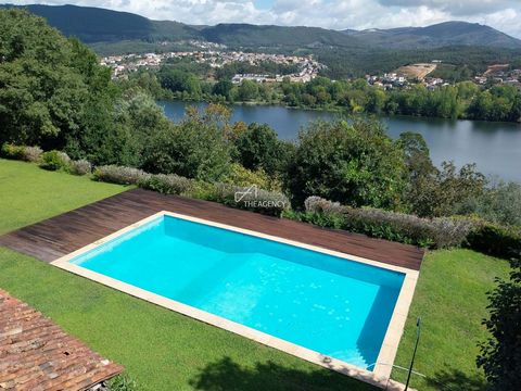 Located in Gondomar. The main building of the property was the subject of an intervention to modernize networks and infrastructures and is also complemented by a small private chapel. The secondary house corresponds to an old workhouse supporting the...