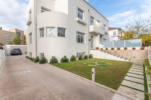 Located in Porto. The property has three floors and is a perfect blend of contemporary architecture from the 50's, with all modern amenities. The property was completely renovated in 2019 and has 319 m2 of gross construction area, set on a plot of 38...
