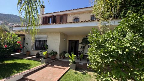 A magnificent detached villa in Alhaurín de la Torre, offering a comfortable and modern living experience. Ideally located close to the town, supermarkets, school and bus stop, this renovated home welcomes you with an elegant blend of functionality a...