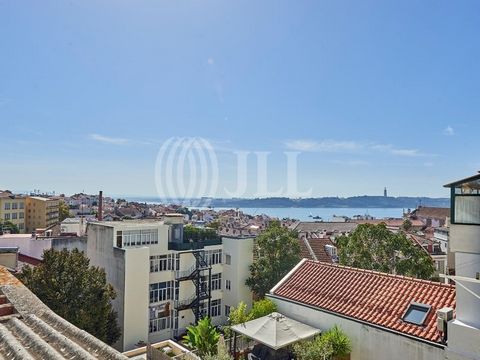 Residential building with 1,188 sqm of gross construction area, river view, garage, and an approved project for a hotel, in Príncipe Real, Lisbon. Currently, it is a six-story building (four above ground and two basement levels). On the ground floor,...