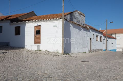 Identificação do imóvel: ZMPT561523 In the village of Canha, municipality of Montijo, we find this traditional villa for refurbishment. The property results from the annexation of 2 houses connected to each other, thus resulting in a potential for re...