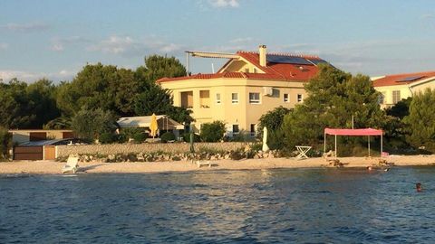 Beeindruckendes touristisches Anwesen direkt am Wasser, direkt am Strand der Insel Vir, die durch eine Brücke mit dem Festland verbunden ist! Eine der abgelegensten Gegenden Kroatiens! Das Mini-Hotel verfügt über insgesamt 5 Apartments. Das Anwesen v...