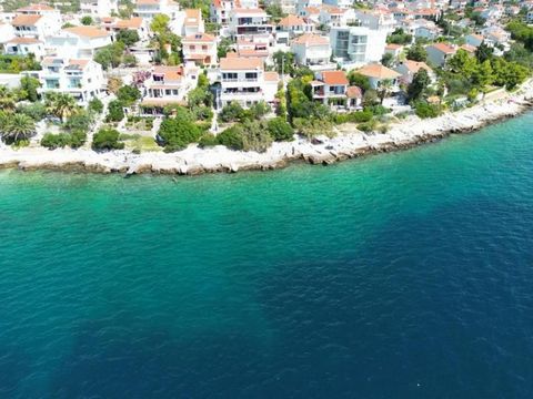 On the most sought-after first line position in Seget Vranjica , on the southern part of the peninsula, close to famous Trogir town -  we are happy to offer this fantastic waterfront villa for renovation. Villa is positioned directly on the beach! Th...