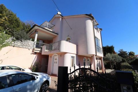 House in Icici just 200 meters from the sea for renovation. Total floorspace is 420 sqm. Land plot is 550 sq.m., House is surrounded by luxury villas and deserves proper remodelling. At the moment it consist of 6 apartments which can be enlarged and ...