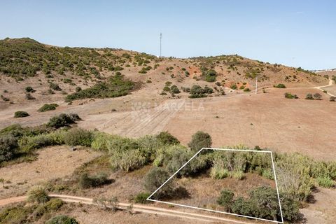 Located in Vila do Bispo. Land with 1000 m2 for sale in the village of Vale de Boi, in Budens. With good access, good sun exposure and beautiful views over the countryside. Short distance to the best known beaches such as Boca do Rio, Cabanas Velhas ...