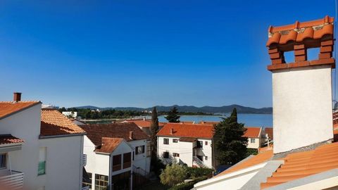 Dieses geräumige Apartmenthaus befindet sich im berühmten Elite-Touristenziel Diklo in Zadar, nur 50 Meter von einem schönen und sonnigen Strand und nur 10 Minuten (mit dem Auto) vom Zentrum von Zadar entfernt. Es erwarten Sie große und luxuriös ausg...