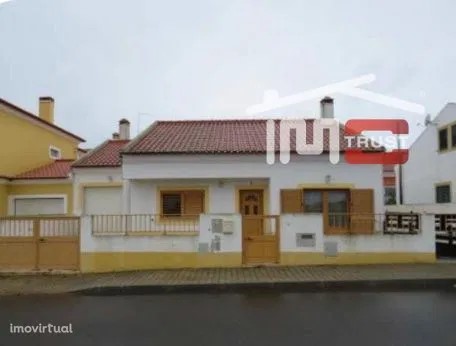 Imotrust Montijo presents: Ground floor villa with attic, intended for housing of typology T2, composed on the ground floor per living room, kitchen, 1 bathroom, pantry and 2 bedrooms. Area: 115 m2 Plot Area: 285 m2 Street: 150 m2 Garage: 20 m2 Parki...