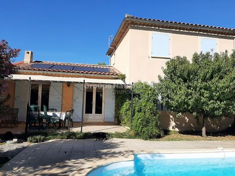 Looking for peace and security? Then this villa is for you. Of approximately 122 m2, it is nestled at the end of a secure housing estate. You will be seduced by its comfortable and very bright living space of more than 50 m2 and its four bedrooms, tw...