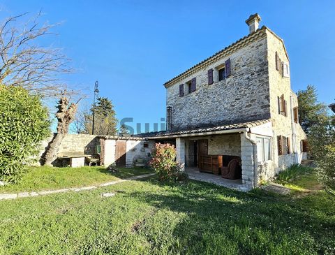 Découvrez cette charmante maison de village en pierre située à 23 km d'Uzès et 10km d'Alès. Ce bien à rénover bénéficie d'un jardin de 150 m2 environ, d'une cour et d'une terrasse tropézienne avec une vue dégagée. Cette maison typique du Gard abrite ...