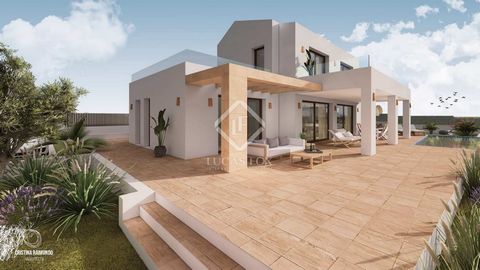 Bienvenidos a esta impecable villa de nueva construcción en una tranquila zona residencial próxima al Arenal en Jávea, la cual estará terminada a primeros de 2024. Cuenta con 326m2 construidos distribuidos en 2 plantas en una parcela de 1050m2, con p...