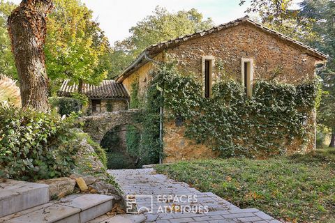 Nestled in green Provence between the sea and the mountains, this sumptuous property located in the heart of a 68-hectare wooded estate is composed of forests and land including 14.1 hectares of vines in AOC Côteaux Varois and IGP Var, free to operat...
