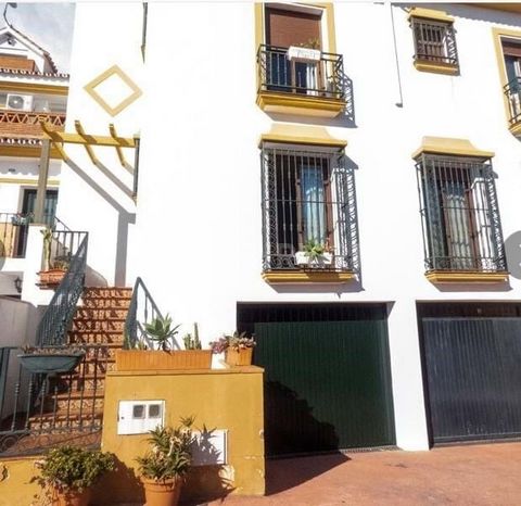 Spacious and high quality townhouse located close to the city center of Benalmádena pueblo.Main floor entrance hall, separate fully equipped kitchen, living/dining room, guest bathroom and a spacious terrace with barbecue and lovely with lots of sun....