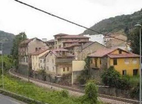 Do you want to buy 4 bedroom townhouse for sale in Aller? Excellent opportunity to acquire this residential semi-detached house with an area of 150 m² well distributed in 4 bedrooms and 2 bathrooms located in the town of Aller, province of Asturias. ...
