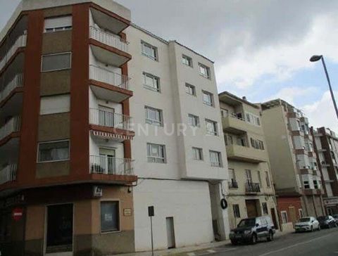 Do you want to buy a 1 bedroom flat for sale in Muro de Alcoy? Unique opportunity! This spacious 110 m2 flat is located in a recently renovated 5 storey building in the centre of Muro de Alcoy. With one bedroom, one bathroom, a kitchen and a spacious...