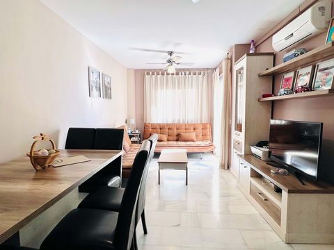 Here is an exceptional opportunity to enjoy the Mediterranean charm in a penthouse with a large solarium that can be your year-round home or summer retreat in Roquetas de Mar. This bright property is located just 900 metres from the port, which means...