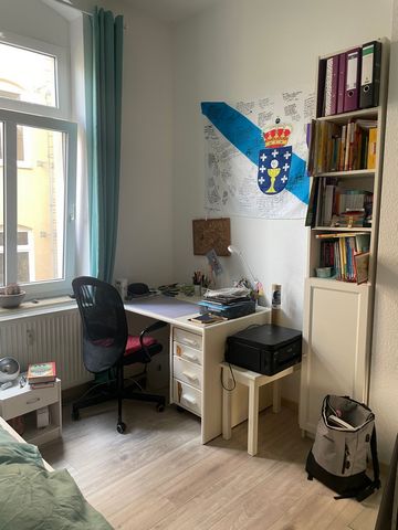 I offer here my flat furnished for INTERIM RENT. (Period: 25.04.2024 until at least ... € (incl. utilities and electricity, optional internet and landline + 30€) The flat is very bright and really very quiet because it is located in the rear building...