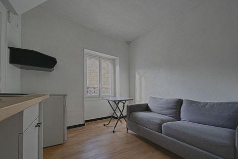 Petit studio meublé situé en plein centre ville d'Aix les Bains, place de l'hôtel de ville, composé d'une salle d'eau avec WC, et d'une pièce à vivre avec coin cuisine canapé lit et placard, ainsi qu'un petit balcon. Loyer : 400 euros par mois plus 1...