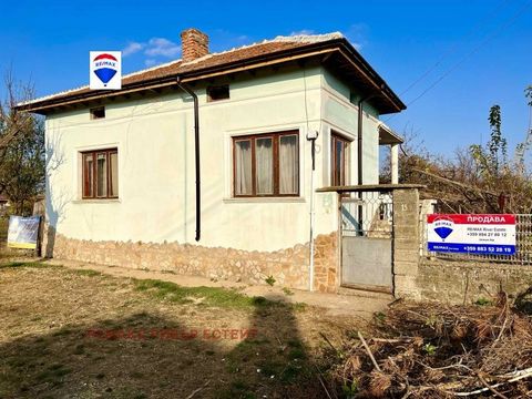 RE/MAX ofrece una casa rural EXCLUSIVA en venta en el pueblo de Brashlen. El pueblo se encuentra a lo largo del Danubio, a 10 minutos de la ciudad de Slivo pole y a 30 minutos de la ciudad de Ruse. La producción de cereales en la zona está bien desar...