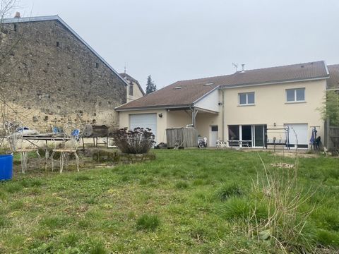 Maison de village de 202 m2, 5 chambres et une terrasse à vivre bien exposée à Martigny-Les-Bains. Elle est composée d'un espace cuisine ouverte salon / séjour de plus de 50 M2, deux chambres au RDC dont une avec salle d'eau, un WC séparé, une buande...