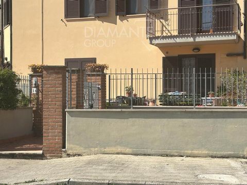 CASTIGLIONE DEL LAGO: Centrally located close to all services, detached ground-floor apartment of 40 sq.m. approx. composed of living room, kitchenette, hallway, bedroom, bathroom and paved pavement of 60 sq.m. approx. Nicely finished. The property i...