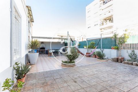 152 sqm house with a 24sqm Terrace and views in Campanar, Valencia.The property has 3 bedrooms, 1 bathroom, fireplace, 2 parking spaces, air conditioning, fitted wardrobes, laundry room, garden, heating and storage room. Ref. VV2301094 Features: - Ai...