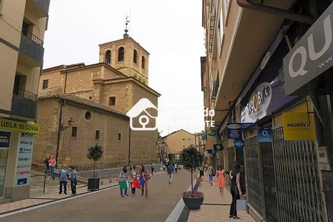 ALQUILER PROTEGIDO REAL ESTATE comercializa en venta este amplio local situado en el centro de Segovia, a dos minutos caminando de la UVA Campus de Segovia y a cinco minutos andando del Acueducto de Segovia y del Jardín Botánico de Segovia. Dispone d...