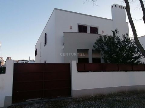 LUXURIOUS SINGLE-FAMILY HOUSE in Beja. Bairro dos Moinhos, Alentejo, with Garage, Backyard, Solar Panel, Independent Laundry 4 Bedrooms with luxury wardrobes, plus a bedroom on the ground floor for use in case of need. One Bedroom-Suite with Closet A...