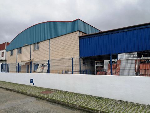 Urban footing on the ground floor and 1st floor with patio for storage and commerce. With a total construction area of 1320 m2 and inserted in a plot of 3600 m2, this space is currently intended for the trade of building materials in a mix of exhibit...