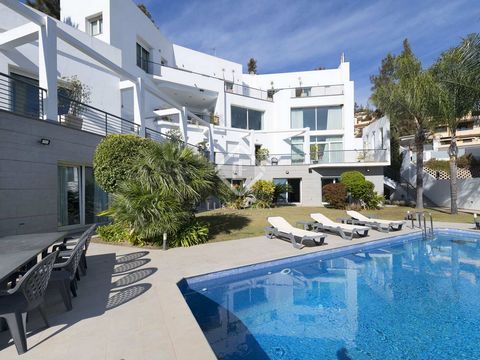 Lucas Fox se complace en presentar una de las casas más exclusivas actualmente en venta en la ciudad de Málaga. Una villa elegante, moderna y sofisticada, con todas las prestaciones imaginables, de reciente construcción y con unas maravillosas vistas...