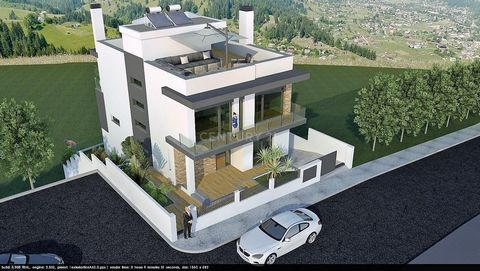 Modern and Timeless Detached House Your happiness has moved to this home! Shell we pay it a visit? At the very beginning of its construcion phase this three bed + study house is located in a housing area of buildings and villas with a consistent arch...