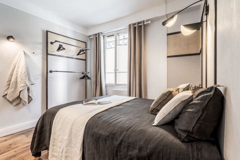 Splendid renovated and furnished flat located on Rue des Lyonnais, in the Mouffetard district, in the 5th Arrondissement. It is located on the ground floor, close to Les Gobelins, Censier-Daubenton and Port Royal stations. Nearby attractions include ...