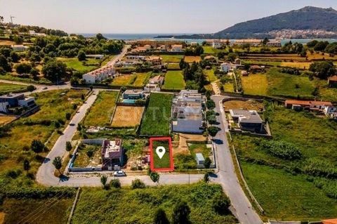 Plot of land measuring 330 m2, with an architectural and specialised project approved for the construction of an M3 villa, with swimming pool and garden. This plot of land is in an excellent location, in a family urbanisation, very quiet and close to...