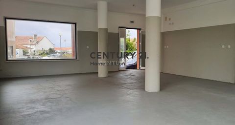 Commercial store with 83m2. Shop in the finishing phase of construction. It has 3 fronts with windows and excellent visibility. The store, located in Malveira, next to the traditional Feira do Gado, has all kinds of commerce and services nearby, whic...