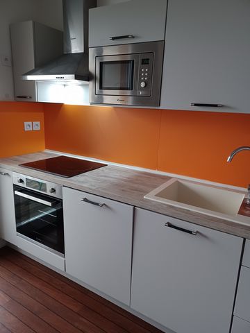 F3 of 58 m2 quiet bus at the foot of the building. 2nd floor with lift Entrance, separate WC. Open kitchen with oven, ceramic hob, microwave, dishwasher and fridge. Living/dining room with TV 1 master suite with double bed (140x190) and dressing room...