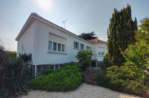 Family house close to all amenities on a plot of practically 2000m², shed of 160m² + workshop of 30m² Ground floor: 2 bedrooms with independent entrance, bathroom, laundry and independent toilet 1st floor: entrance hall, bow-window office, an equippe...