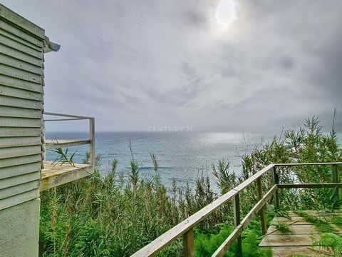 Land in Povoação with direct and unobstructed views of the sea. The land has a wooden house that could well be your refuge, your space where you accept your imperfections, beauties, forgiveness and gratitude. Here nothing will stop you from achieving...