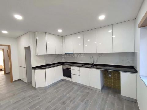 3 bedroom apartment located in the city center of Castelo Branco. This property was completely renovated including all electricity, plumbing, new 12cm white PVC frames with triple glazing and pre-installation of air conditioning. It also has three be...