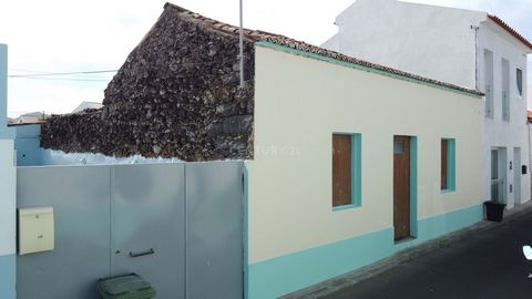 Business opportunity to invest or to live with family. A quiet and picturesque parish like this is the parish of Calhetas, 500m from the parish's natural pools, this 185m² space with a very attractive price and where you can build a house, with a max...