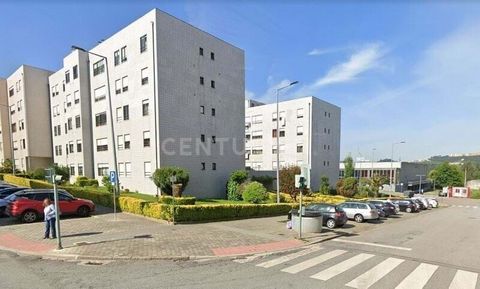 o mesmo em francês:Now translate to English: This 3-bedroom apartment in Avintes, Vila Nova de Gaia, is an excellent investment opportunity. Here are some details: Property Type: 3-bedroom Apartment Area: 110 square meters Location: Avintes, Vila Nov...