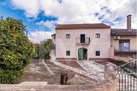 Do you want to live in the tranquility of the countryside, but close to the urban center of Cadaval? Come and see this rustic two-storey villa on a plot of 731m2. The villa consists of: - Cellar/storage area on the ground floor, with access from both...