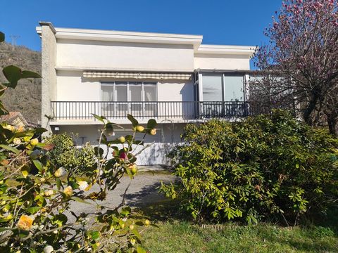TARASCON/ARIEGE, residential area, sunny, unobstructed view. A villa built in 1966, very charming, 110 m2 inhab. composed, on the ground floor, entrance wardrobe, garage, toilet, boiler room, laundry room, storage room shower. Upstairs, living room w...
