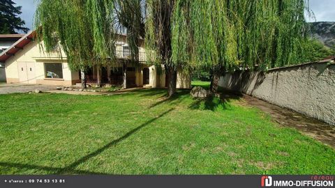 Mandate N°FRP145649 : Does the valley of Ax les Thermes enchant you? So let yourself be seduced by the charm of this house with great potential. I explain to you, it is possible in this building, to realize on the ground floor a business with garage ...