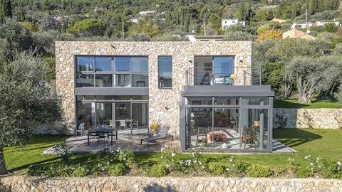 Elegant, light-filled architect-designed villa nestling in the heart of a gated domain with caretaker, offering absolute peace and quiet. Enjoy panoramic views over the hills dotted with olive groves, with a glimpse of the sea. On the ground floor, y...
