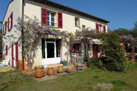 In the heart of more than 2.7 hectares of rolling countryside, a charming house of 220 m2 with a 60 m2 workshop and garage. It includes a living room with fireplace and open kitchen, a laundry room, a storeroom, 5 bedrooms (one independent) and 4 bat...
